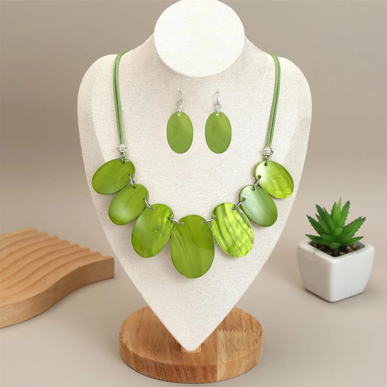 Big Oval Chunky Statement Necklaces Set for Women Fashion Western Boho Colorful Shell Choker Necklace and Earrings Set for Holiday Costume Jewelry Gifts
