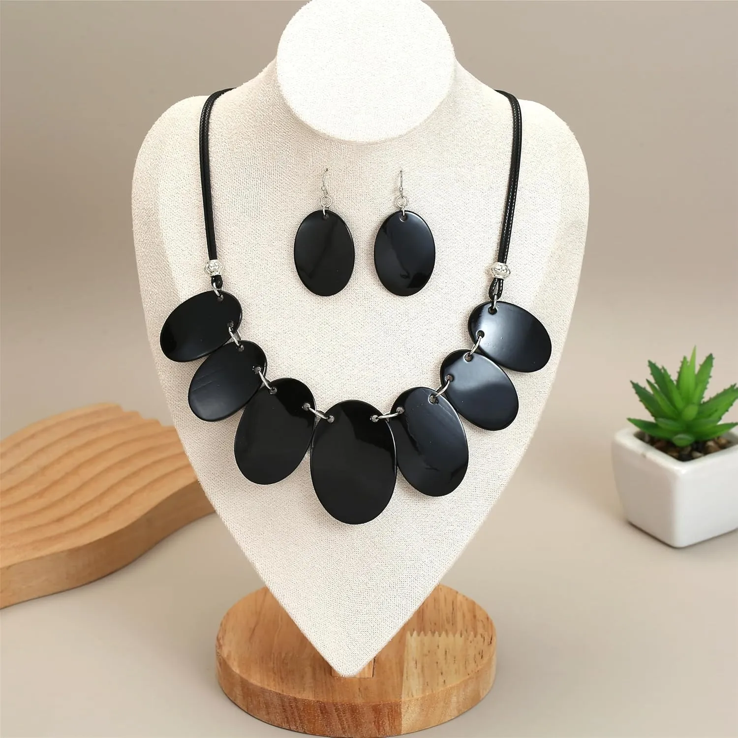 Big Oval Chunky Statement Necklaces Set for Women Fashion Western Boho Colorful Shell Choker Necklace and Earrings Set for Holiday Costume Jewelry Gifts
