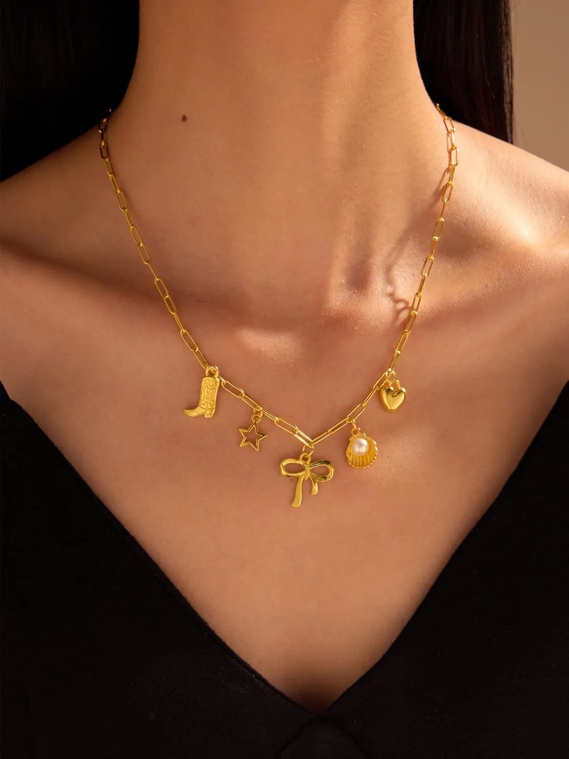 Charm Necklace for Women Summer Beachy Seashell Necklaces Dainty Gold Paperclip Chain Necklace Trendy Heart Star Bow Shell Charm Necklaces Beach Jewelry for Women Summer Vacation