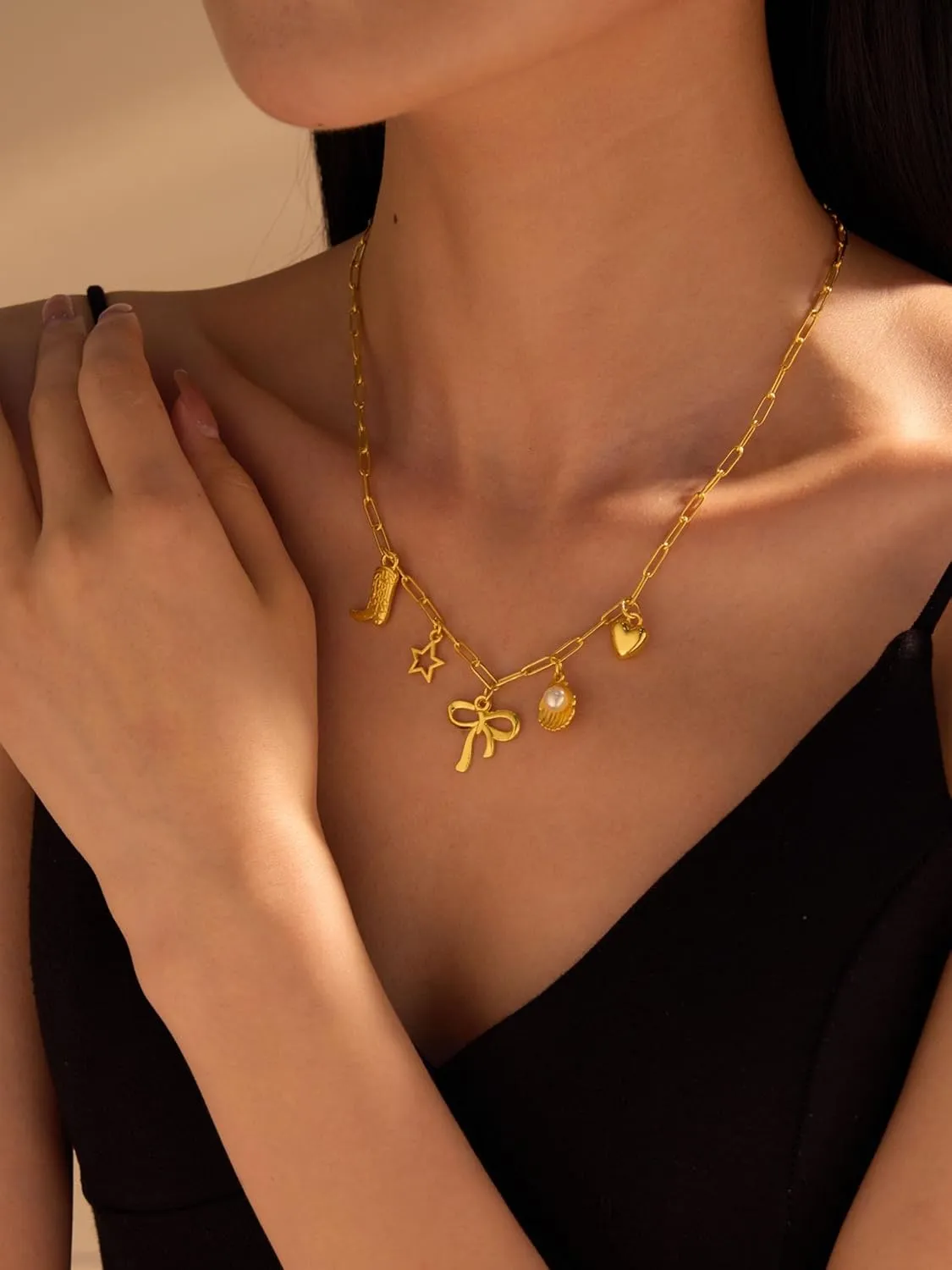 Charm Necklace for Women Summer Beachy Seashell Necklaces Dainty Gold Paperclip Chain Necklace Trendy Heart Star Bow Shell Charm Necklaces Beach Jewelry for Women Summer Vacation