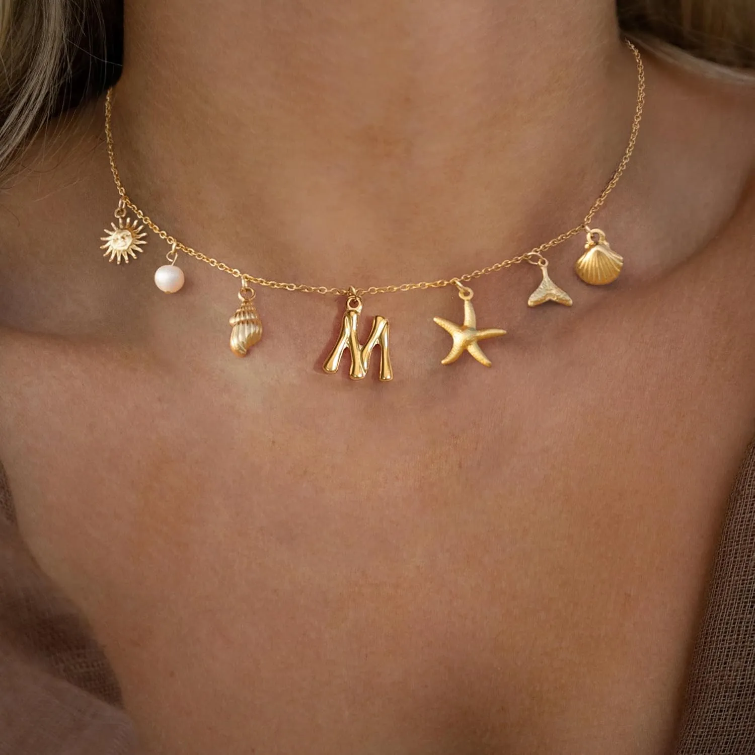 Ewrkbr Charm Initial Necklace for Women, 14K Gold Plated Summer Seashell Letter Necklace Boho Beach Starfish Initial Choker Necklace Chunky Gold Sun Letter Necklace Beach Gold Jewelry for Women